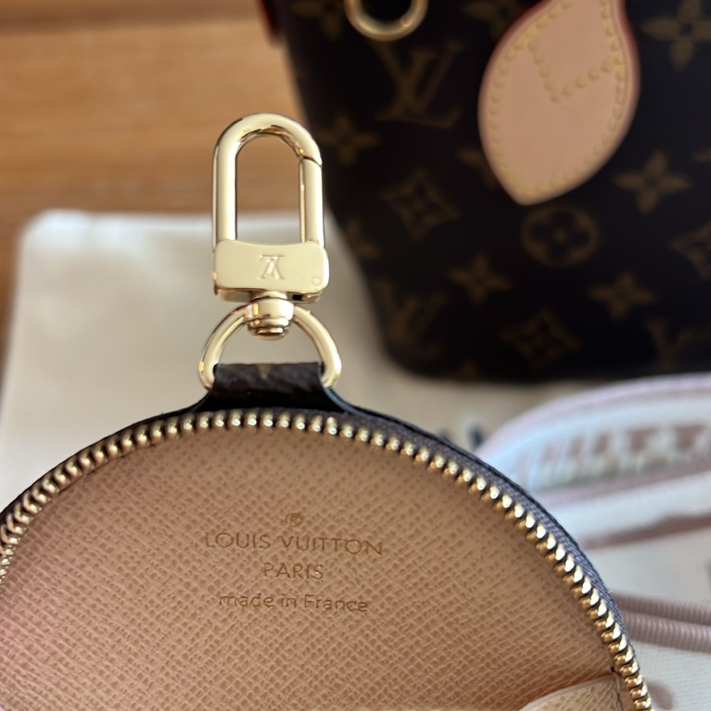 🌸LOUIS VUITTON🌸CROSSBODY STRAP & ROUND COIN PURSE! Please read description!❤️ - Picture 3 of 8